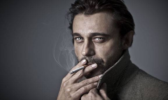 Jordi Mollà raucht einer Zigarette (oder Cannabis)
