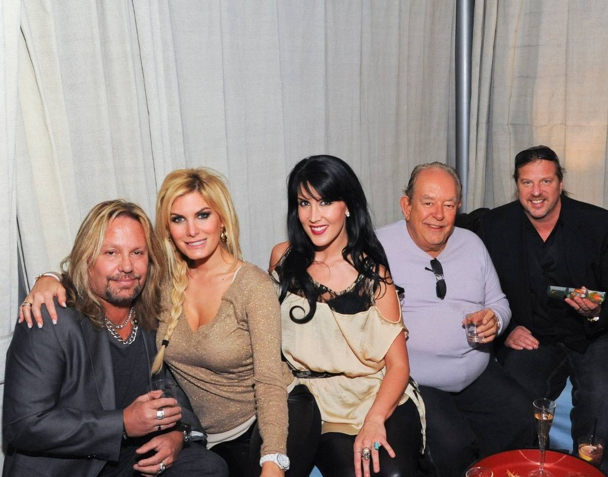 From left to right: Vince Neil, Rain Andreani, Jessica Savage, Robin Leach and Michael Boychuck. Photos: Patrick Gray/Erik Kabik Photography 