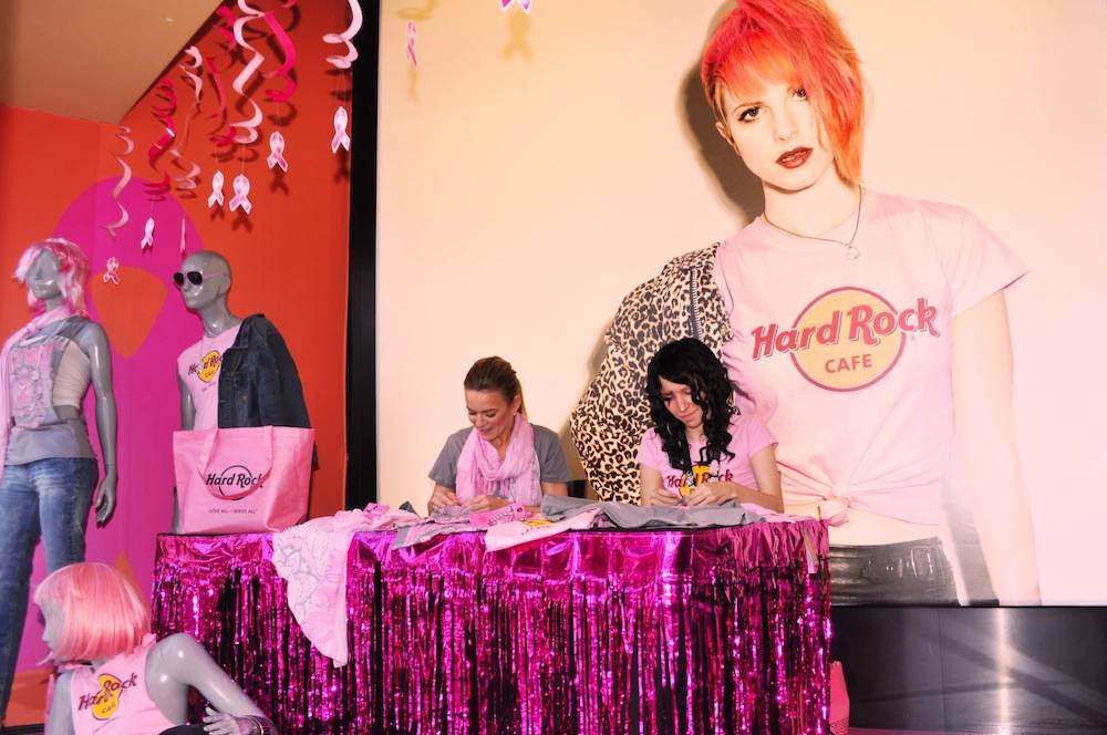 Veronic customizes her own limited-edition Pinktober Hard Rock tee at the T-shirt customizing window.