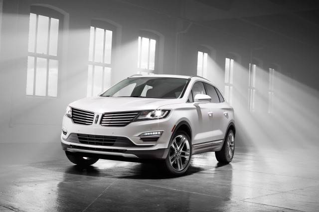 2015-Lincoln-MKC-front-three-quarters