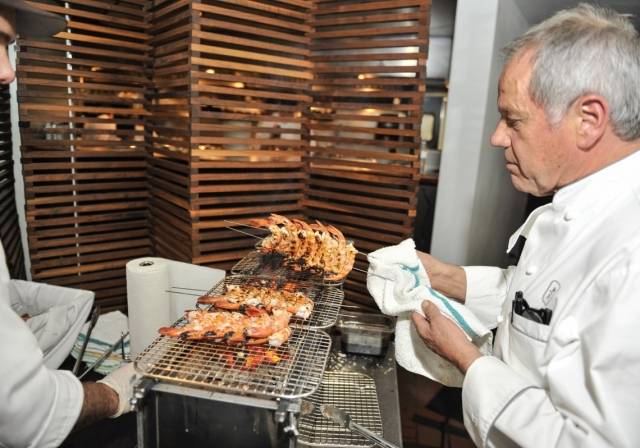 Wolfgang Puck prepares grilled shrimp. Photos: Matt Carter/LV Action Images 