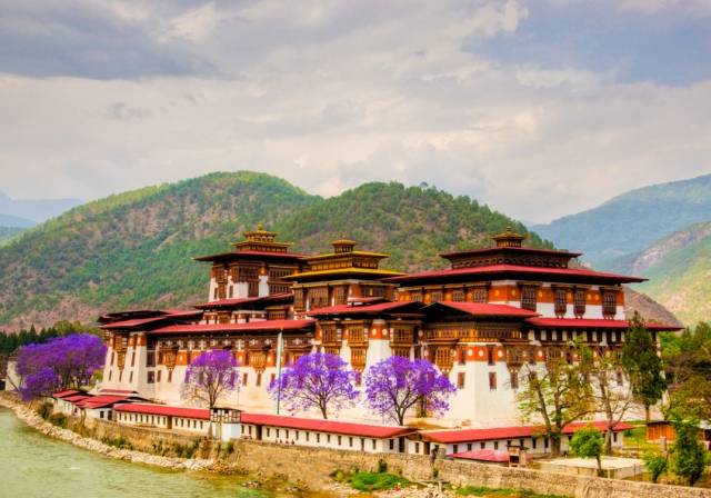 Bhutan-Dzong-89609965
