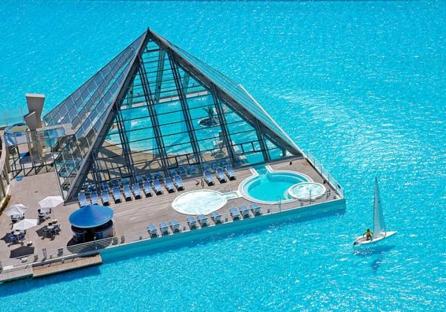 Worlds-Largest-Swimming-Pool-2