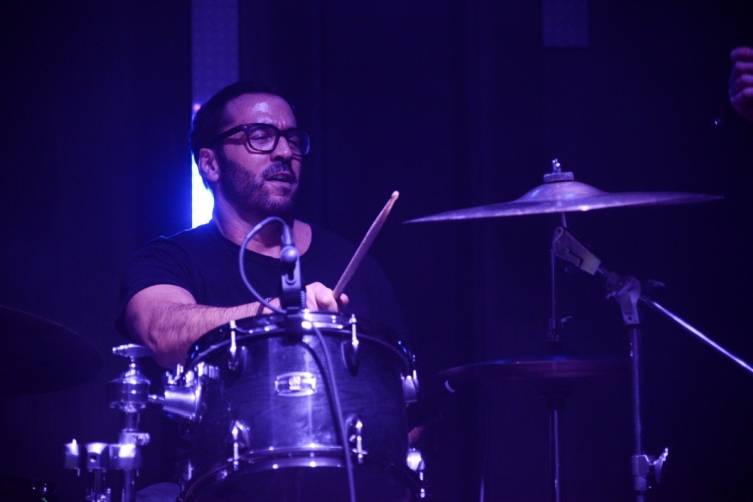 Jeremy Piven playing the drums at The Sayers Club. Photos: Powers Imagery