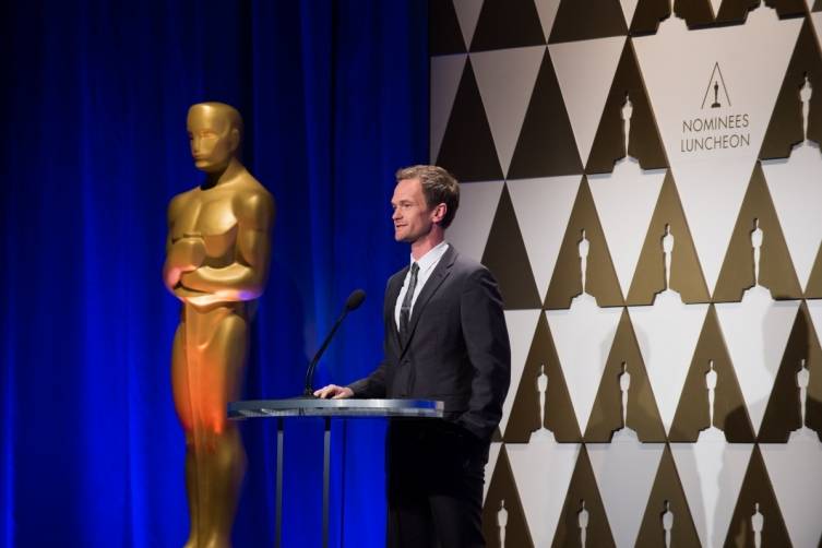 Host Neil Patrick Harris stands next to Oscar 