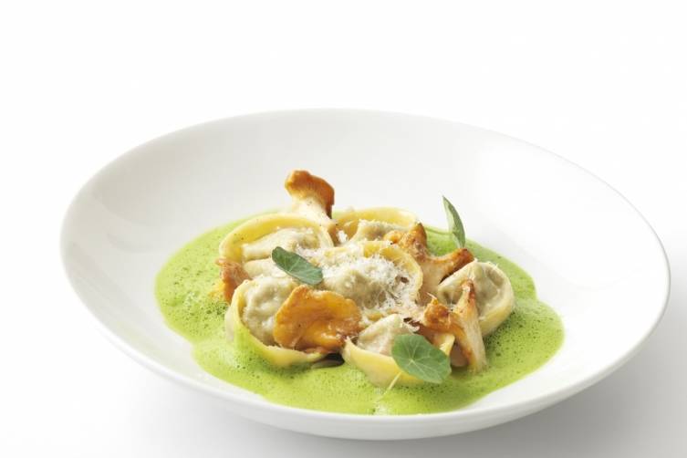 Chard and ricotta tortellini with girolles, parsley foam-Bonhams kitchen_0023