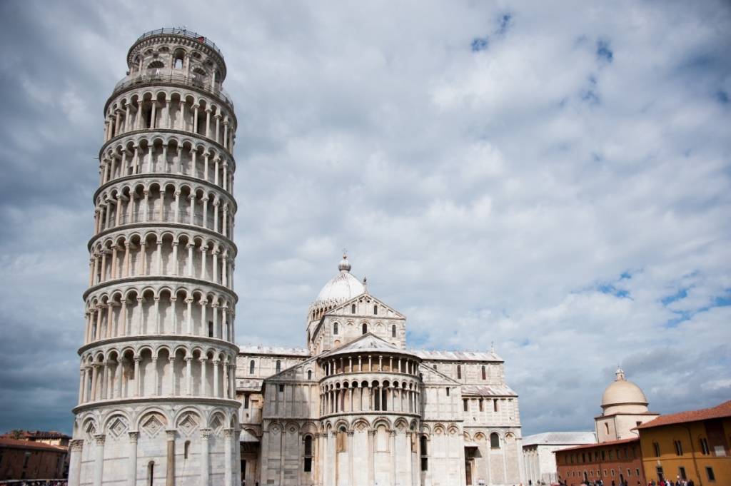 The_Leaning_Tower_of_Pisa_-leaning_towards-_Pisa_Cathedral_(Duomo_di_Pisa),_dome_of_the_Camposanto_(-Holy_Field-),_Piazza_dei_Miracoli_(-Square_of_Miracles-)._Pisa,_Tuscany,_Central_Italy