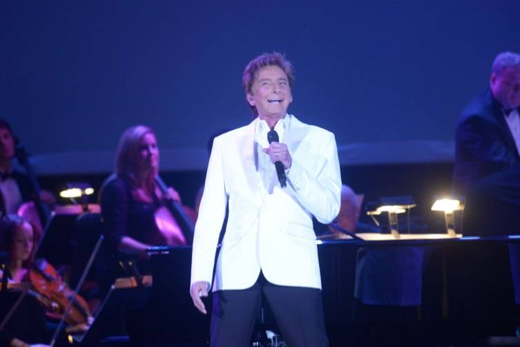 Barry Manilow performing at the Adrinne Arsht Center Gala 2015