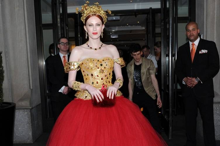 NEW YORK, NY - MAY 04:  Karen Elson departs The Mark Hotel for the Met Gala at the Metropolitan Museum of Art on May 4, 2015 in New York City.  (Photo by Andrew Toth/Getty Images for The Mark Hotel)