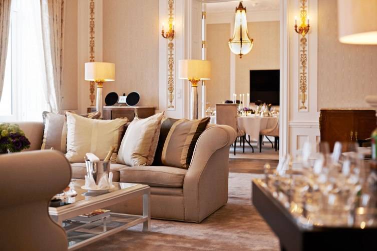 Royal-Suite-livingroom