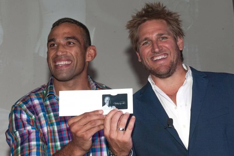 Curtis Stone presenting the winner, Fabricio Werdum with a gift card to Wolfgang Puck's Cut steakhouse at The Palazzo Las Vegas