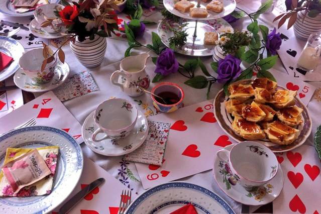 mad-hatters-teaparty-afternoon-tea-london-conde-nast-traveller-27feb15-pr_639x426_1
