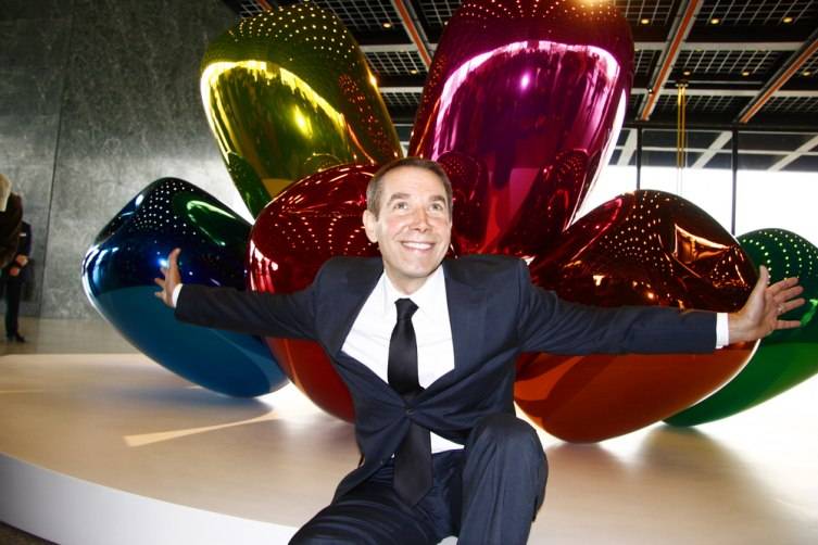 Jeff Koons in front of the sculpture "Tulips" at the presentation of his solo exhibition titled "Jeff Koons. Celebration", Neue Nationalgalerie, Berlin.