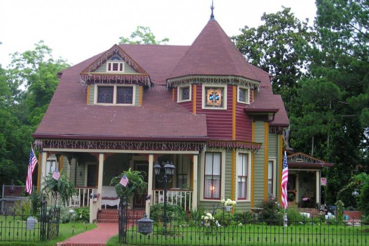 Benefield House is aQueen Anne Victorian within walking distance to the downtown area.