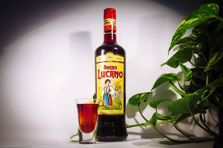 Lucano w. neat pour