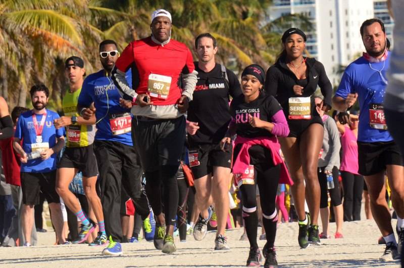 Serena-running_near-finish-line-on-sand-with-group