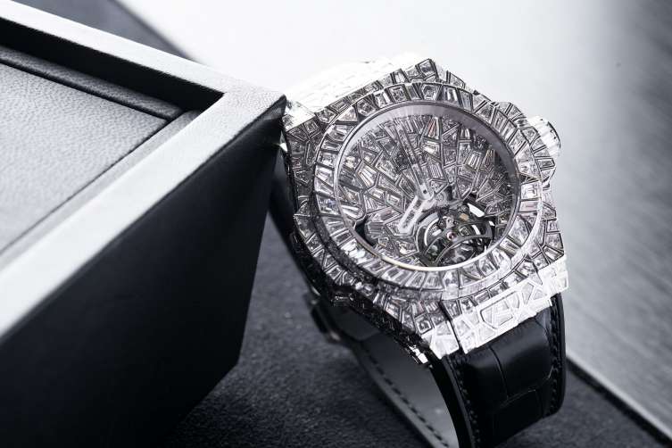 At Hublot the diamond setting itself can be called an art thanks to its intricate design