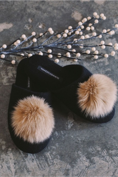 n17500-puffslippers-black-editorial