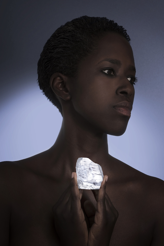 Model poses with the 476 carat Meya Prosperity rough diamond ©Donald Woo...