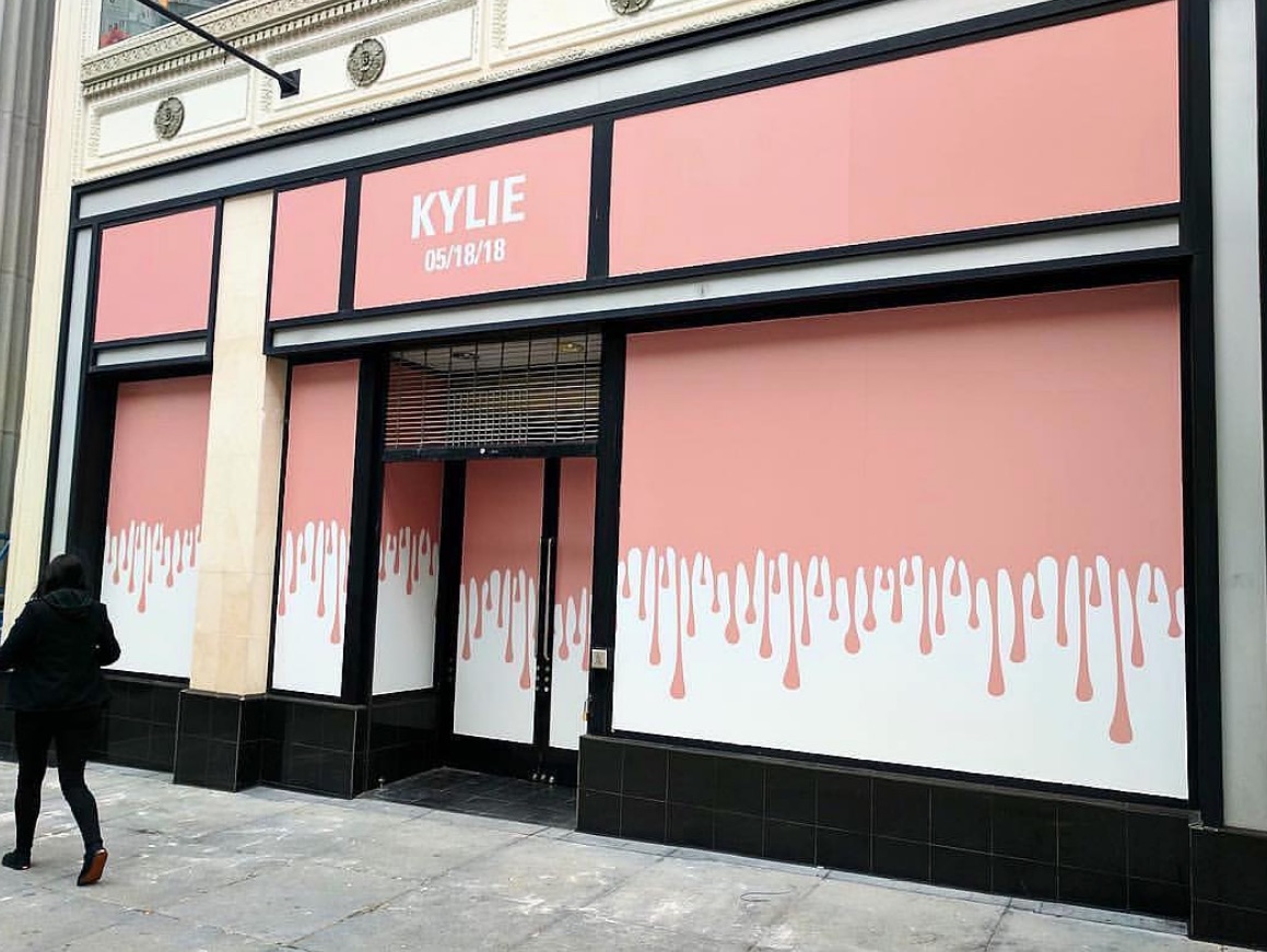 Kylie Jenner Greets Fans at Her First-Ever Pop-Up Shop!