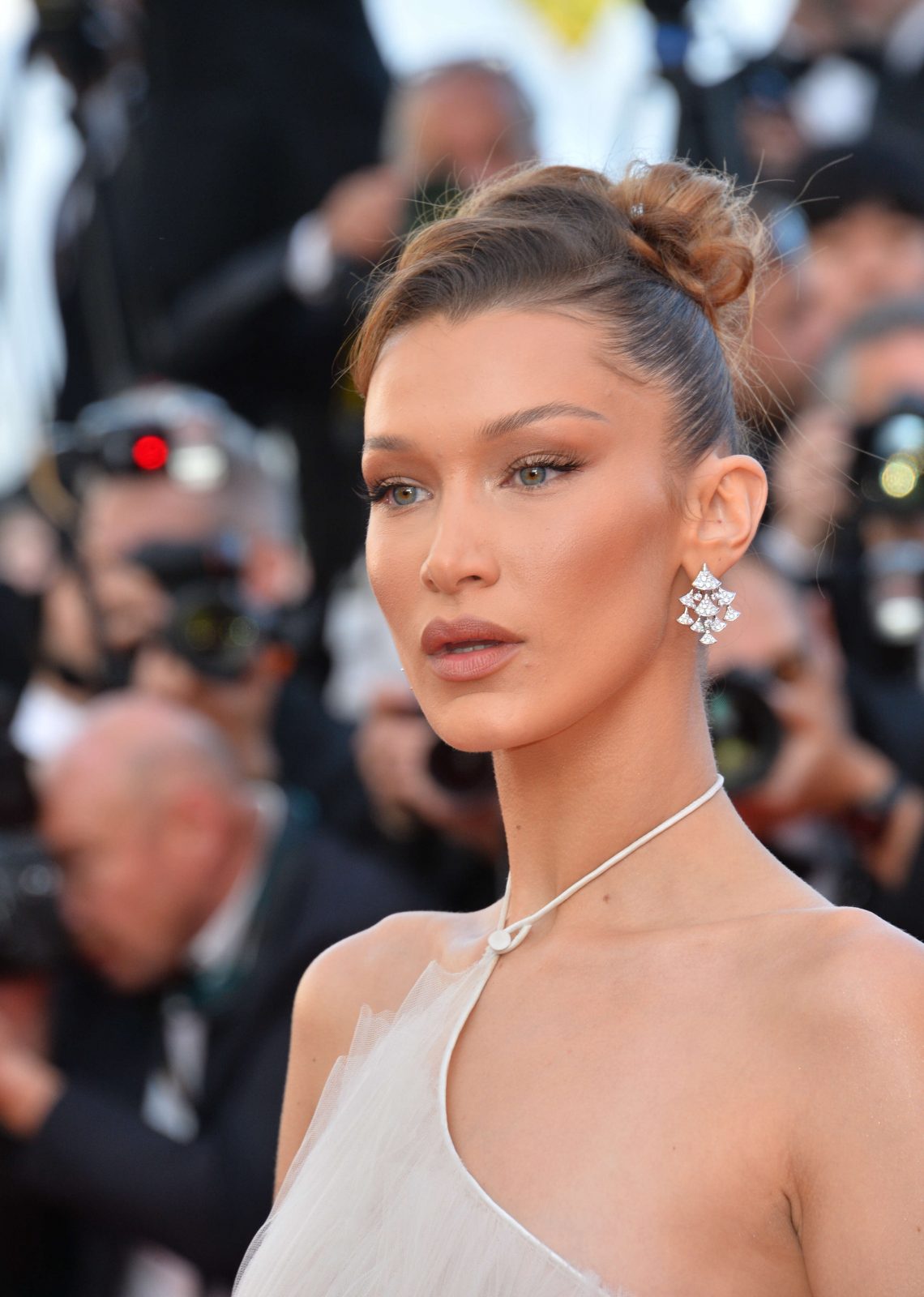 Try Bella Hadid’s TikTok Approved “Jawline Highlight” Makeup Hack