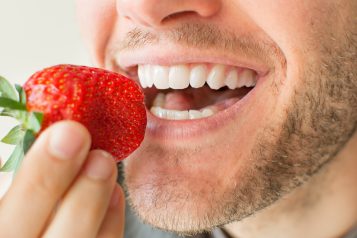 Closeup,Of,A,Young,Man,Eating,A,Strawberry