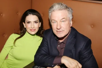 hilaria-baldwin-alec-baldwin-pose-100329439