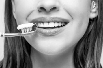 women brushing the teeth