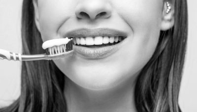 women brushing the teeth