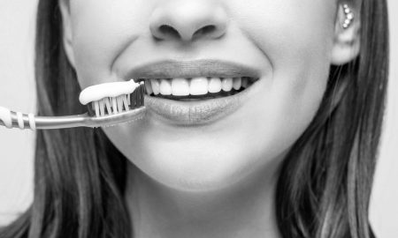 women brushing the teeth