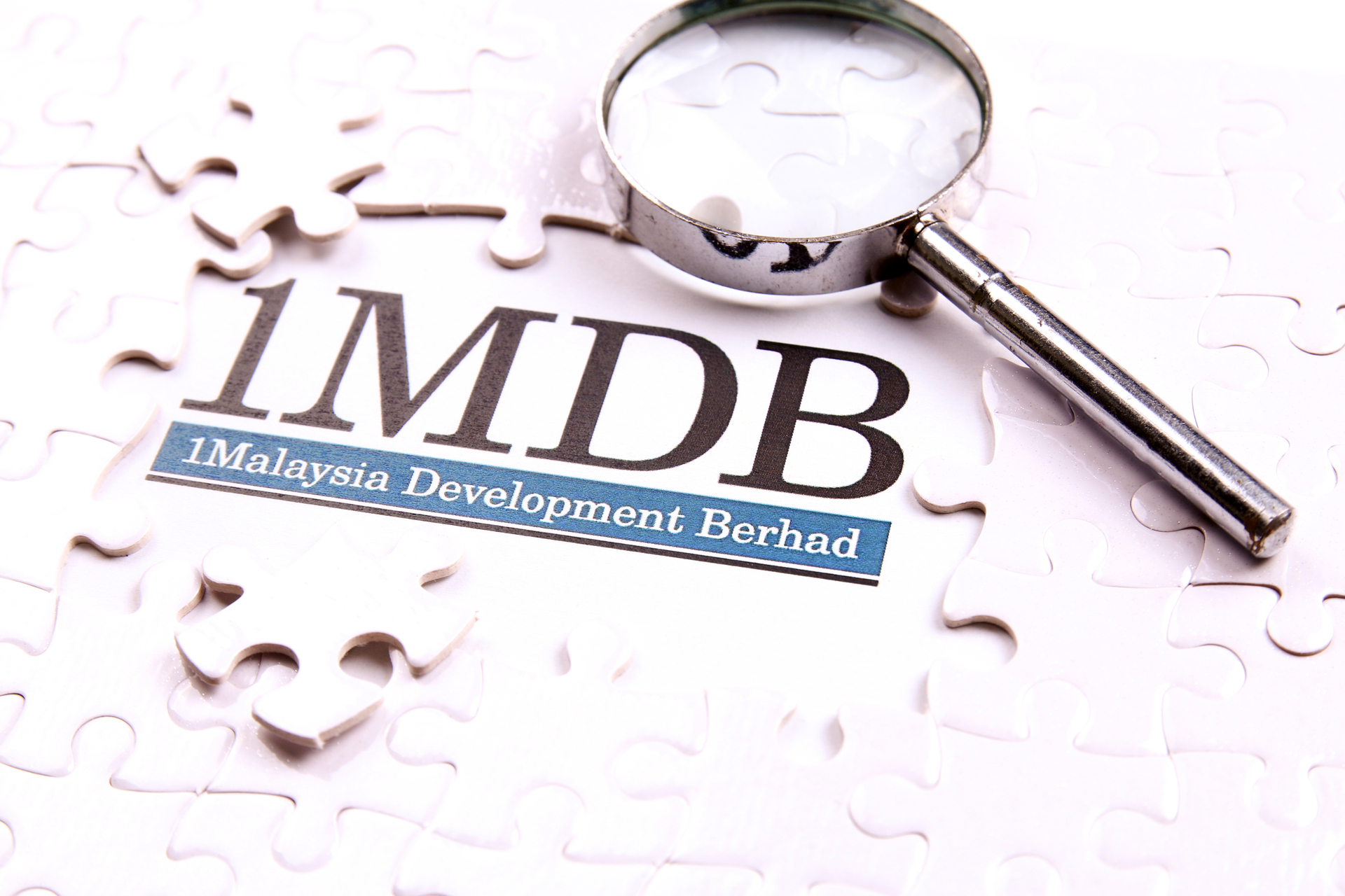 1mdb. Лого MDB. Картинка с надписью скандал.