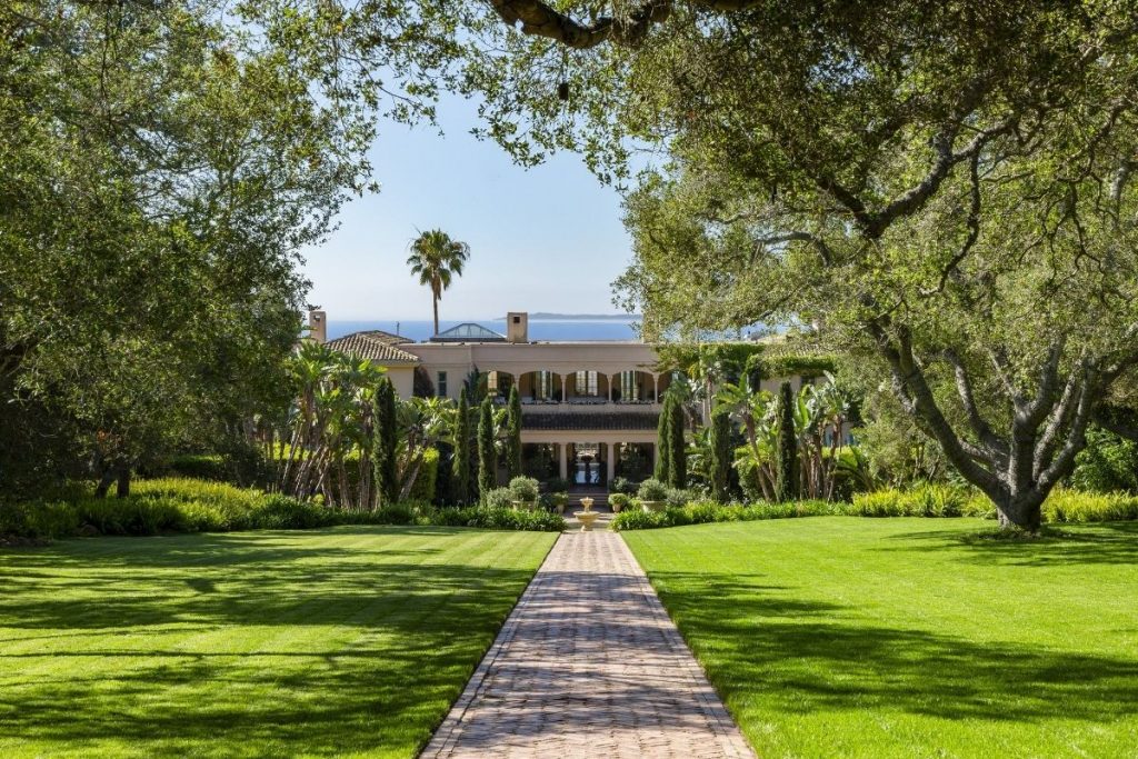 Grounds and outdoor living at Far Afield