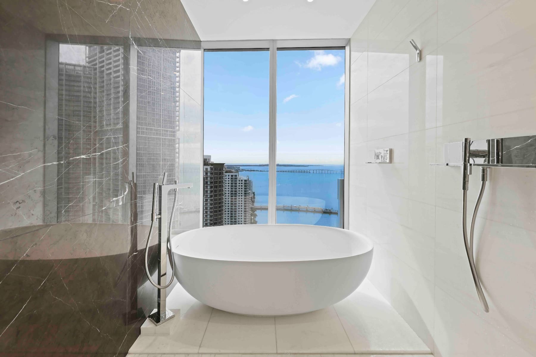 Aston Martin Residences Miami - Spa bathroom with soaking tub