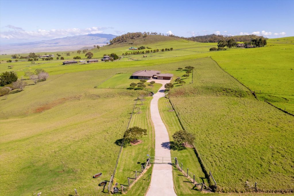Waiki'i Ranch Estate grounds
