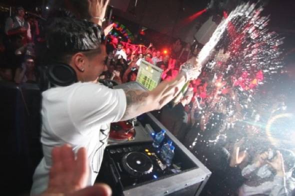 Pauly D with champagne-credit Joe Fury