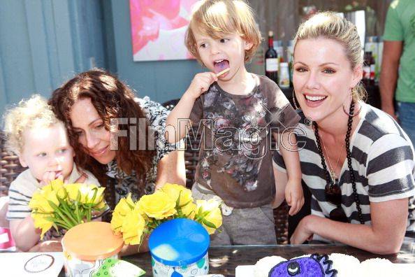 Actress Minnie Driver, her son Henry, Actress Kathleen Robertson and her son Willam eat cake