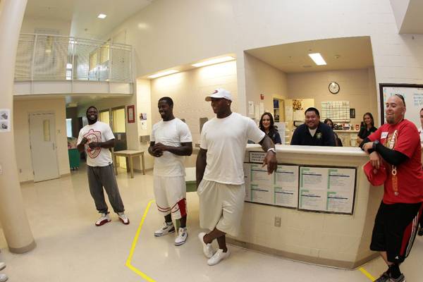 49ers RB Anthony Dixon, WR Joshua Morgan, and LB Parys Haralson hold a Q&A with the female residents of the facility.