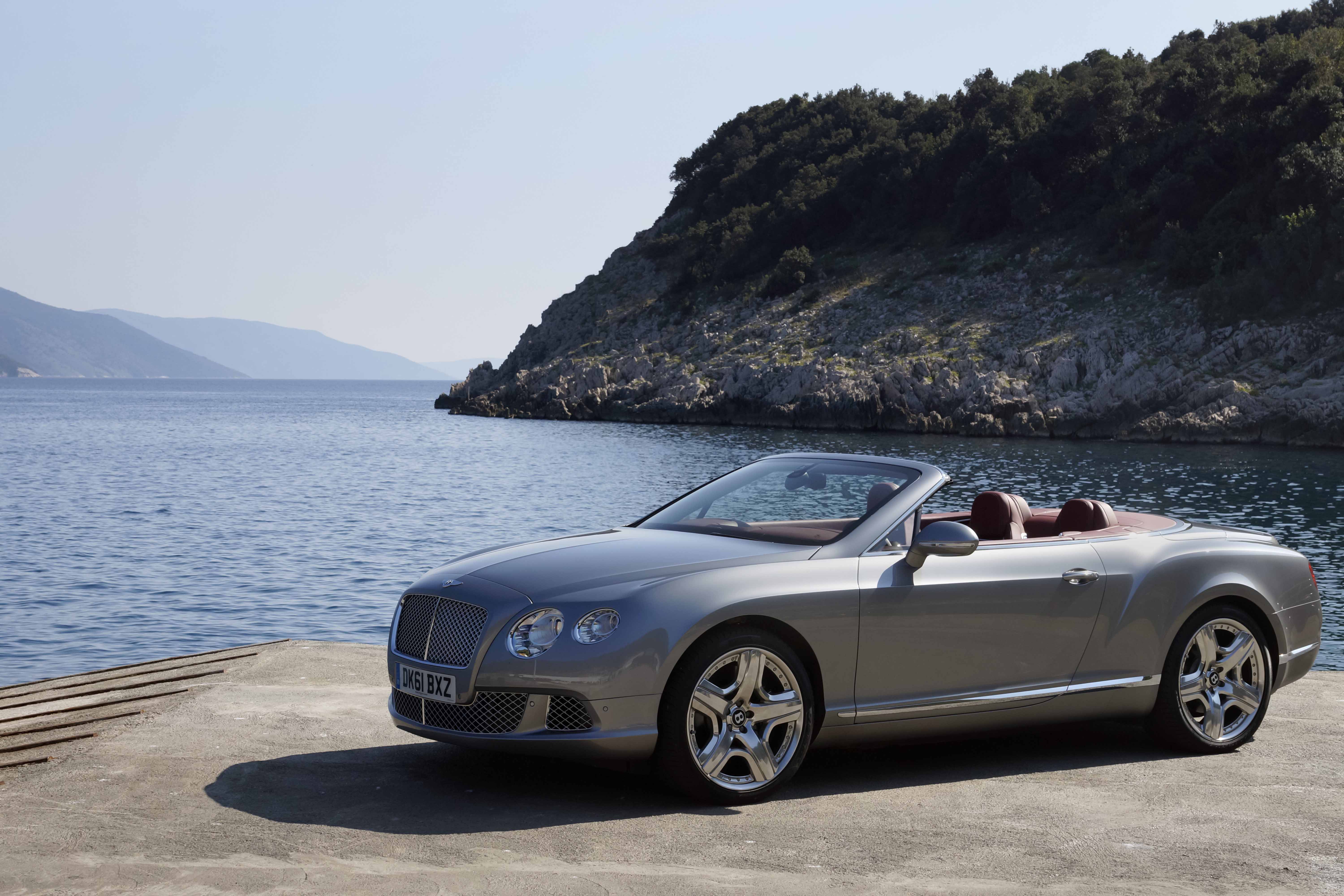 Черное море машина. Bentley Continental GTC. Бентли спорткар кабриолет. Фольксваген Бентли кабриолет. Континенталь машина кабриолет.