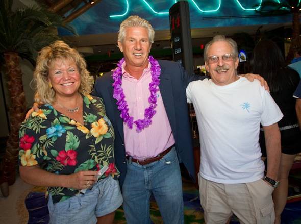 John Cohlan of Margaritaville Holdings with Jimmy Buffett ticket winners Ron and Linda