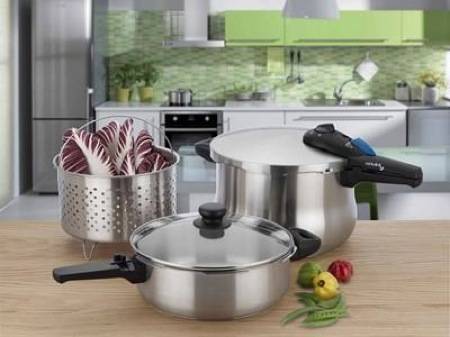 michelle_b_pressure_cooker_in_kitchen_with_food_400_pix_horizontal_product