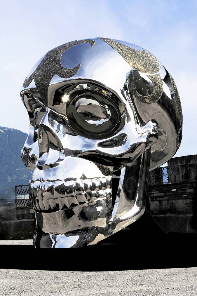 DIE TO LIVE - 2.5 METER SKULL IN MIRROR POLISHED STAINLESS STEEL WITH SWAROVSKI CRYSTAL BY MICHAEL BENISTY 1