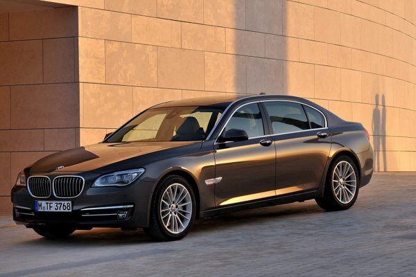 New-BMW-7-Series-with-revised-engines-and-new-Tri-Turbo-diesel-set-unveiled-Photos-9