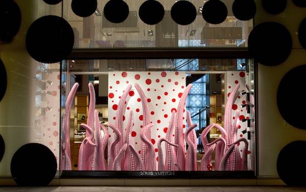 Vitrines Kusama: New York 5th Avenue House, United States. © LOUIS