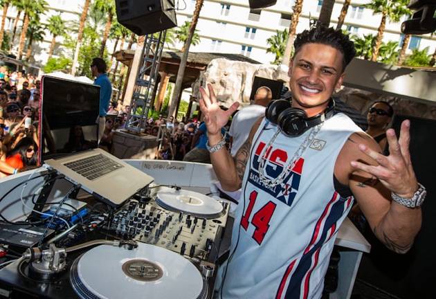 Haute Event: Pauly D Performs a Set at Rehab and Vanity ...