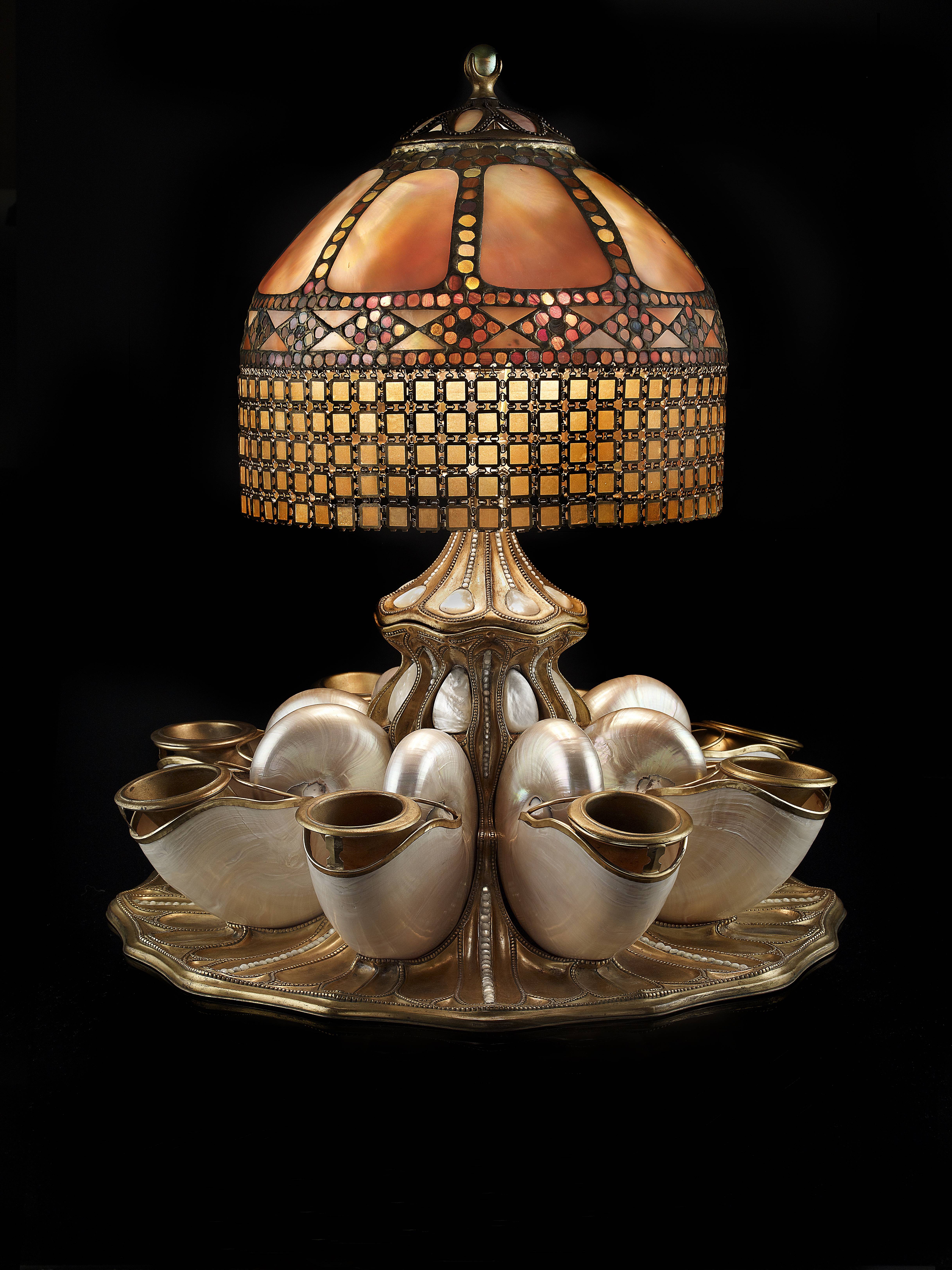Louis_Comfort_Tiffany_Nautilus_Shell_centerpiece_lamp_c1910_Photographed_by_John_Faier_©_Driehaus_Museum_2013