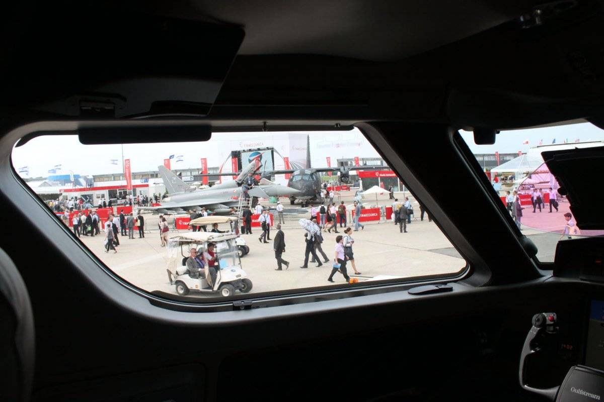 big-windows-in-the-cockpit-allow-the-pilots-to-see-the-tips-of-the-planes-wings-helpful-for-navigating-on-the-ground