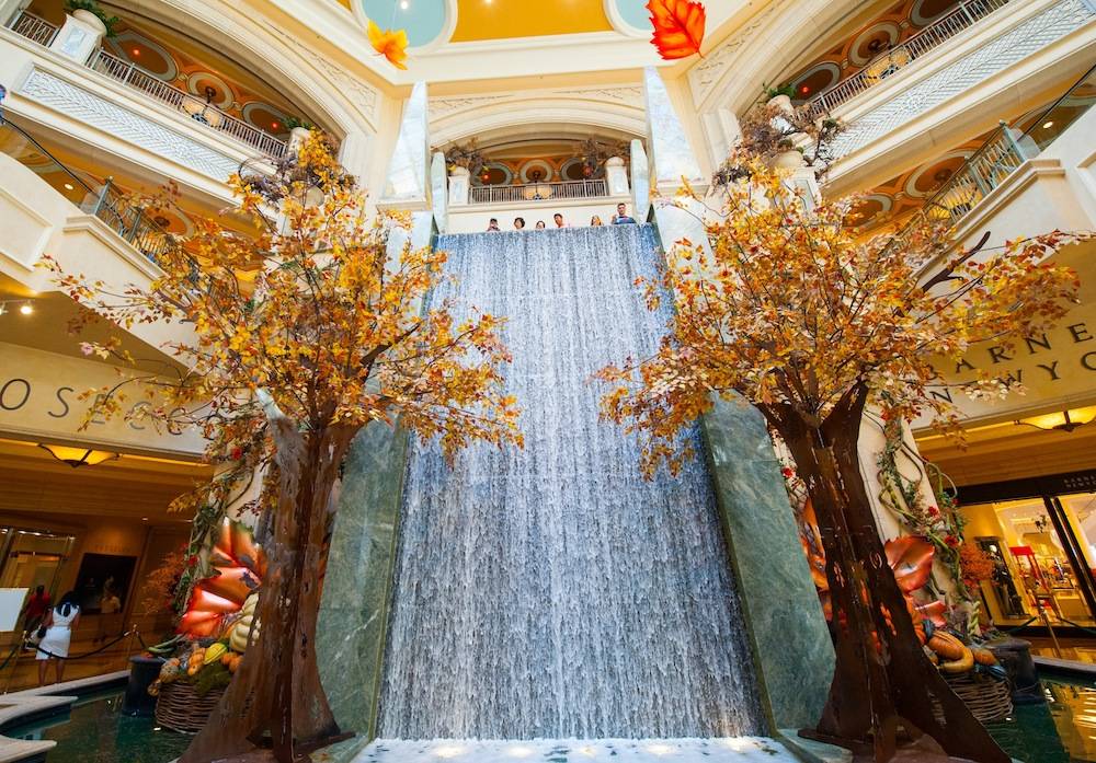 Las vegas the palazzo waterfall hi-res stock photography and images - Page  2 - Alamy