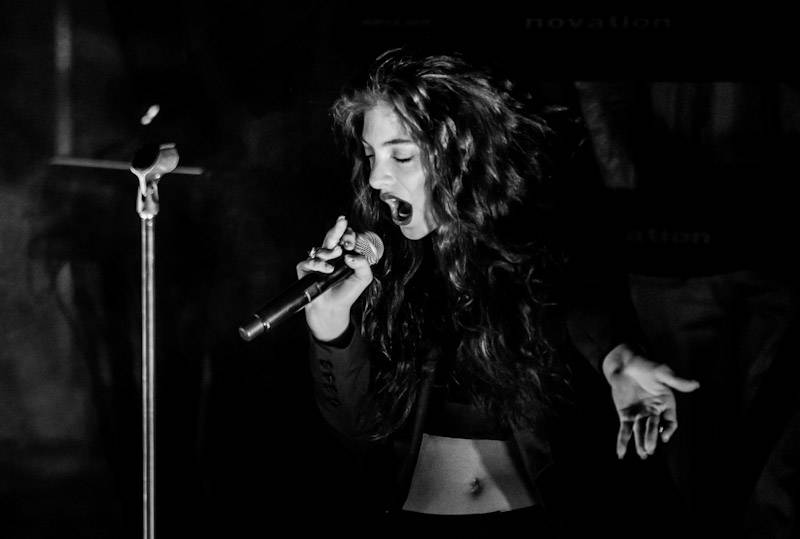Lorde Performs at Boulevard Pool at The Cosmopolitan of Las Vegas April 15_KABIK-601