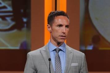 NBA player Steve Nash accepts the Spirit Award on stage at the 2014 Sports Spectacular Gala (Alberto E. Rodriguez,Getty Images)