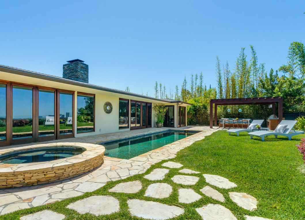 Sotheby’s International Realty: Contemporary with an Island Resort-Feel